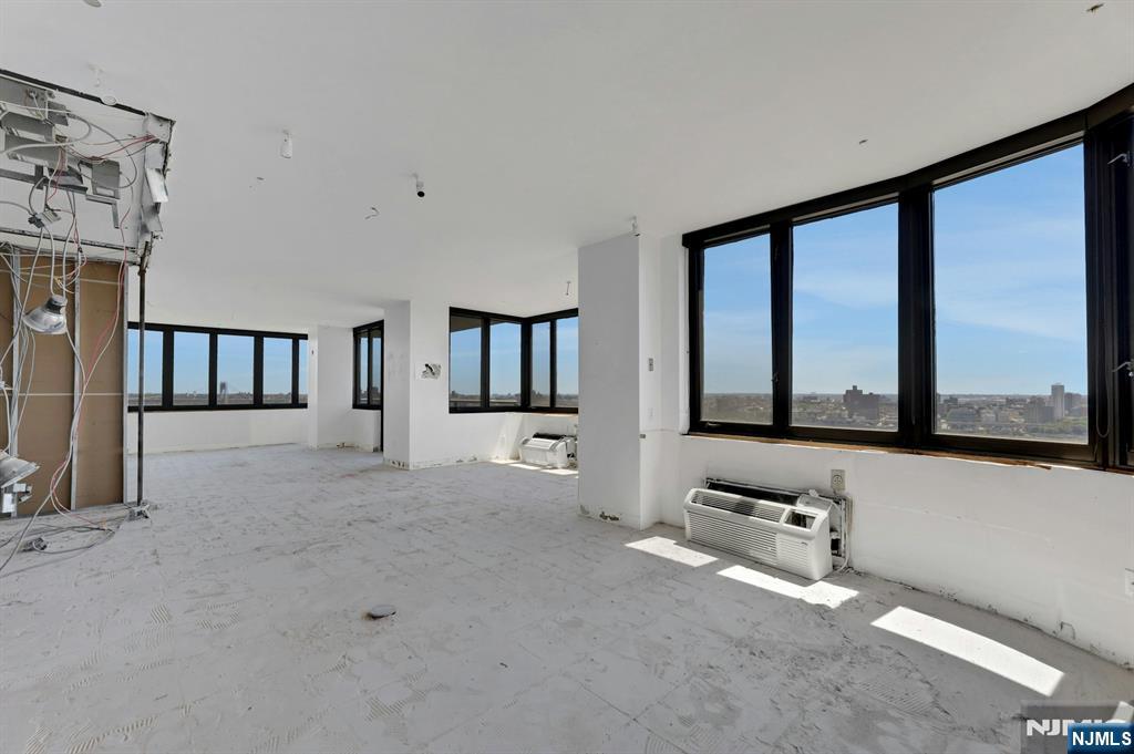 100 Carlyle 16 J/k N Property Photo 16