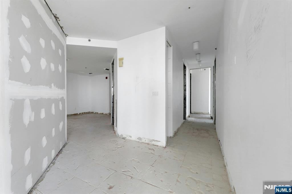 100 Carlyle 16 J/k N Property Photo 33