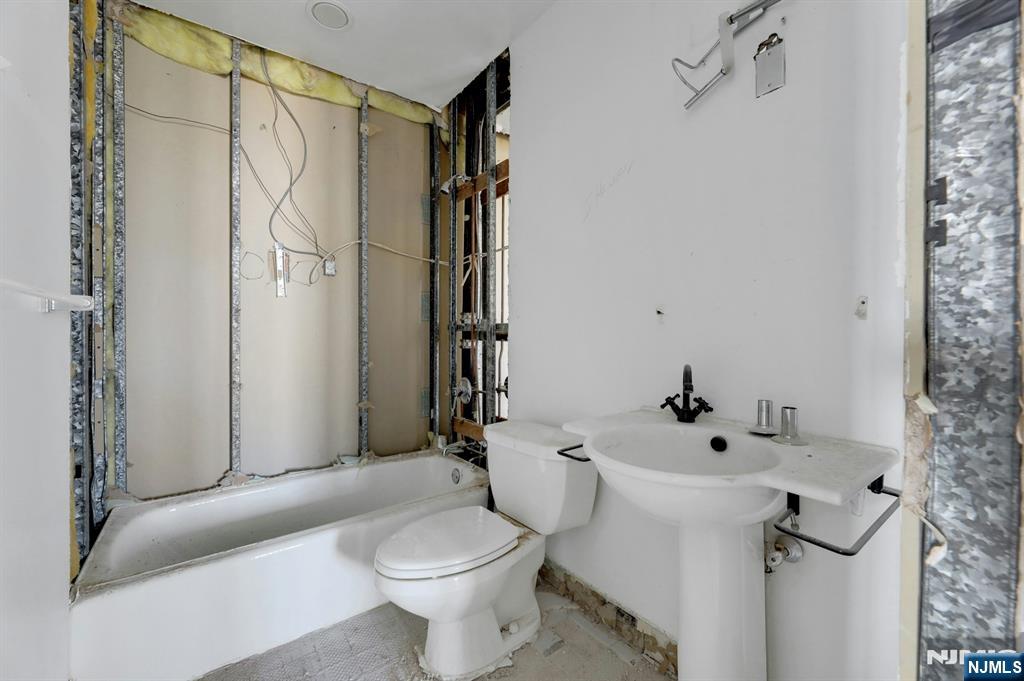 100 Carlyle 16 J/k N Property Photo 37