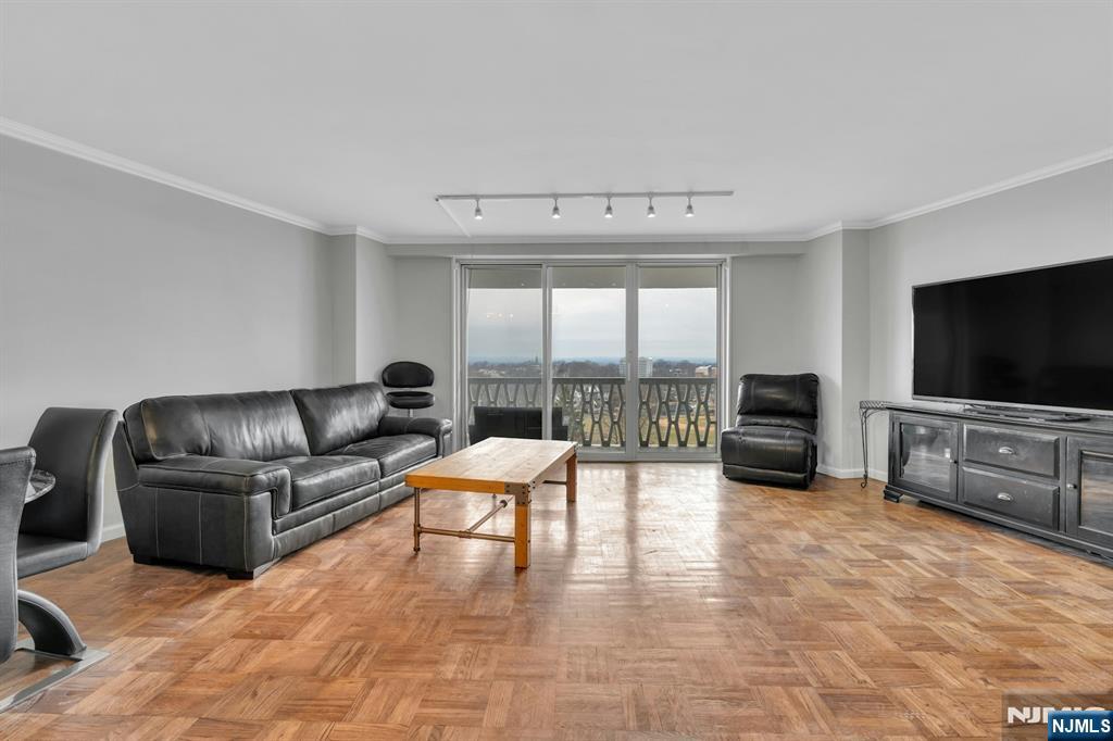 2000 Linwood Avenue 9E Property Photo 1