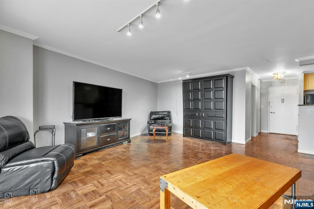 2000 Linwood Avenue 9e Property Photo 2
