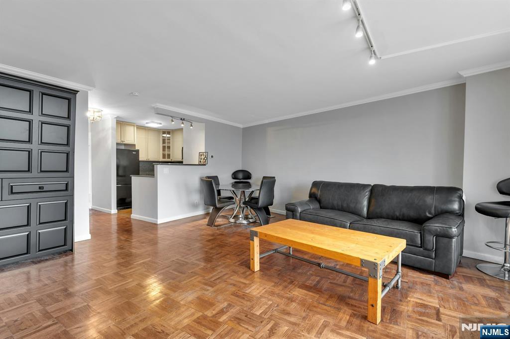 2000 Linwood Avenue 9e Property Photo 4