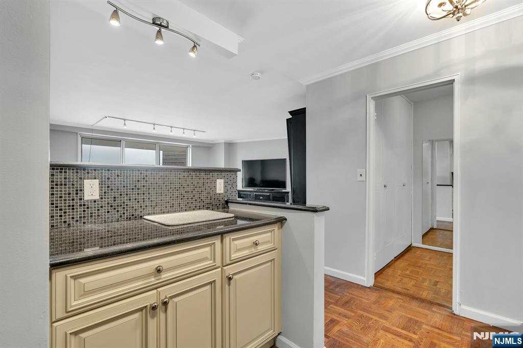 2000 Linwood Avenue 9e Property Photo 8