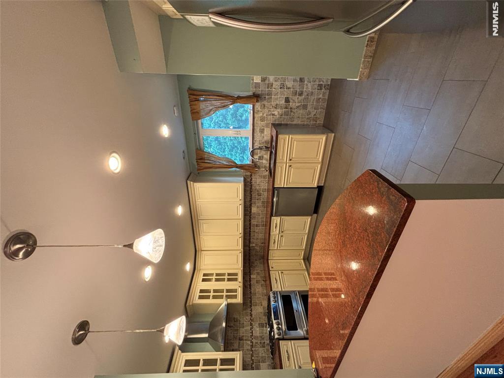 485 Maple Avenue Property Photo 8