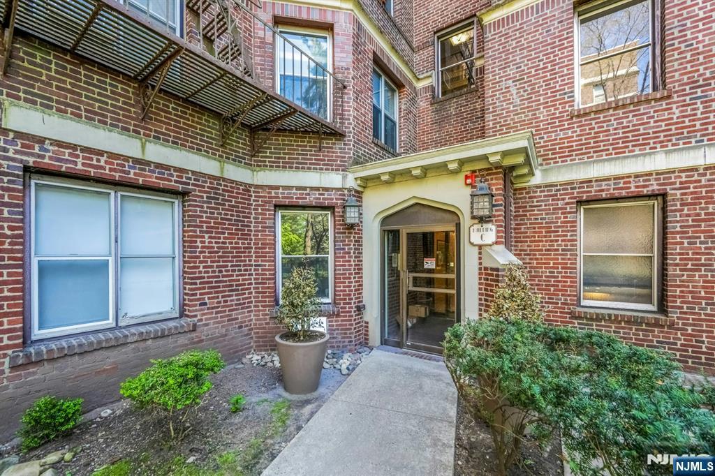 100 E Palisade Avenue A24 Property Photo 15