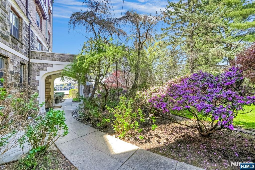 100 E Palisade Avenue A24 Property Photo 16