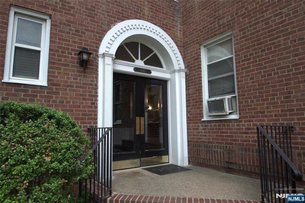 975-995 Teaneck 1m Property Photo 2