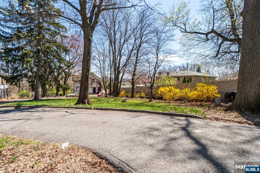 525 Teaneck Road Property Photo 8