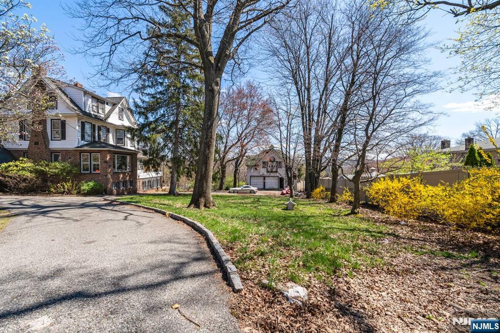 525 Teaneck Road Property Photo 9