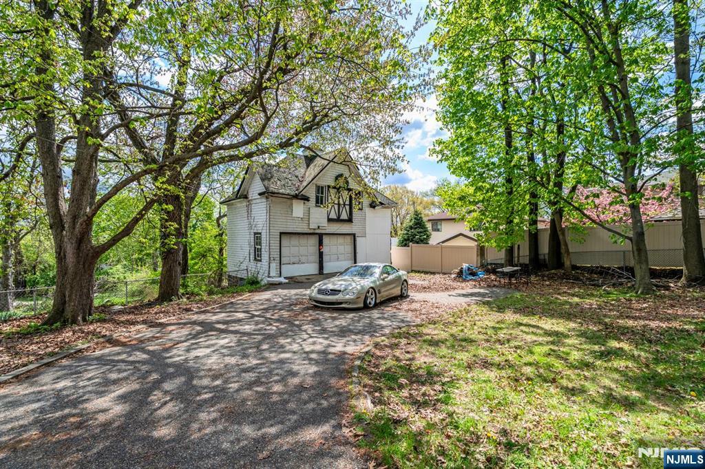 525 Teaneck Road Property Photo 12