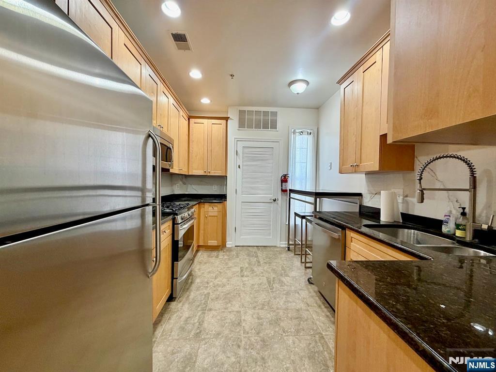 200 Dey Street 247 Property Photo 8