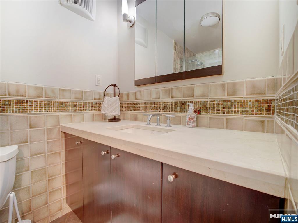 250 Gorge Road 8j Property Photo 19