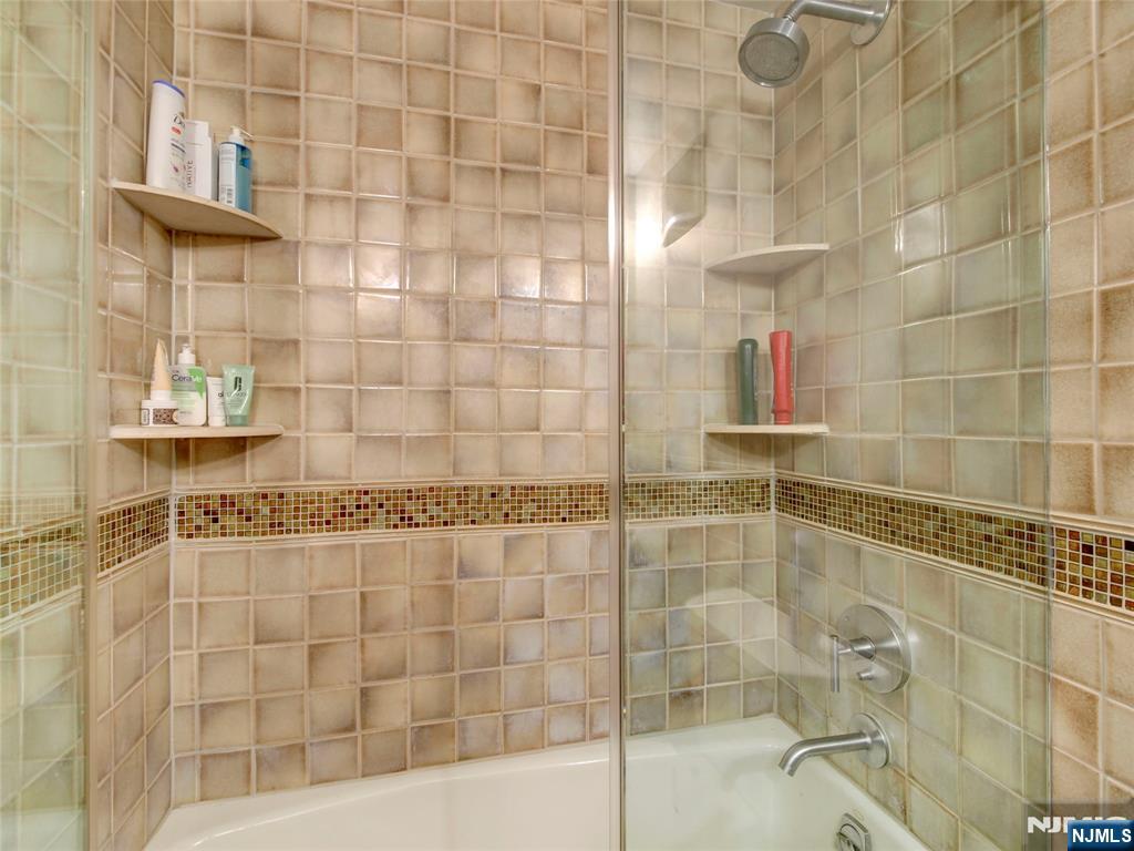 250 Gorge Road 8j Property Photo 20