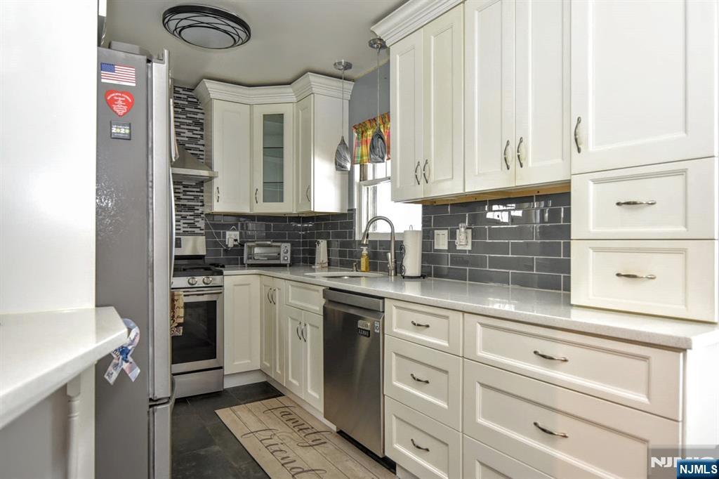 166 Kent Street Property Photo 2