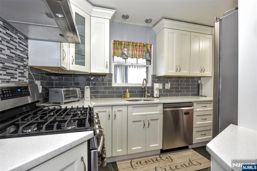 166 Kent Street Property Photo 3