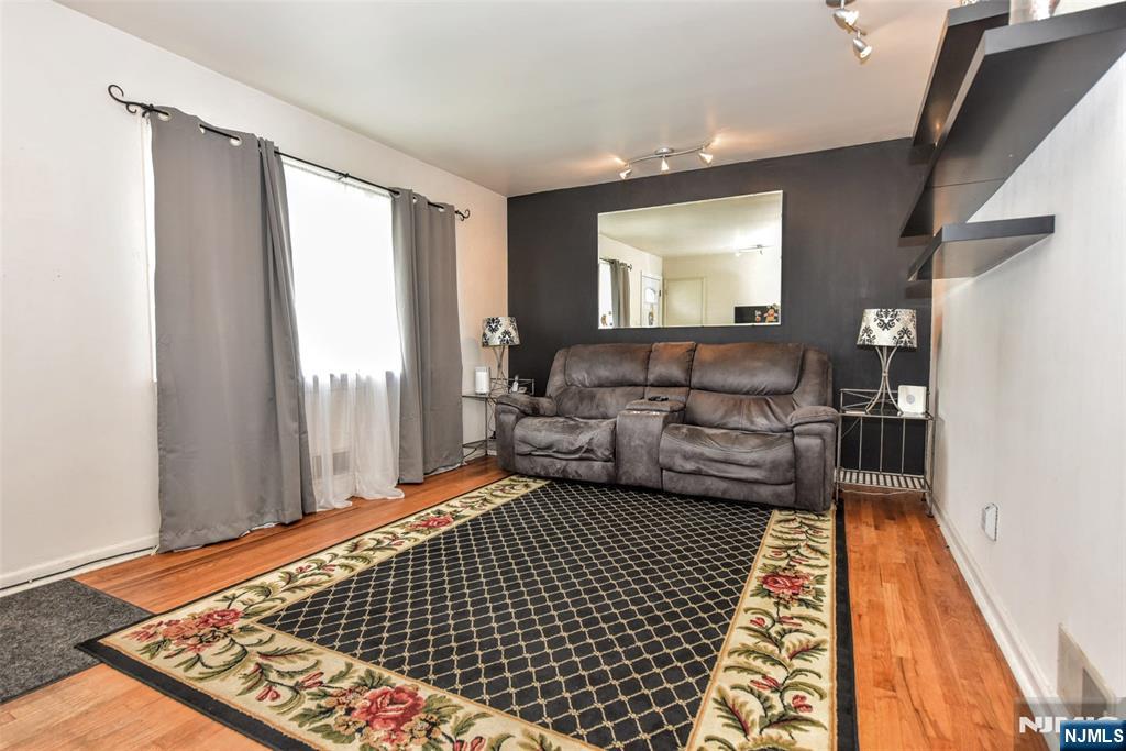 166 Kent Street Property Photo 5