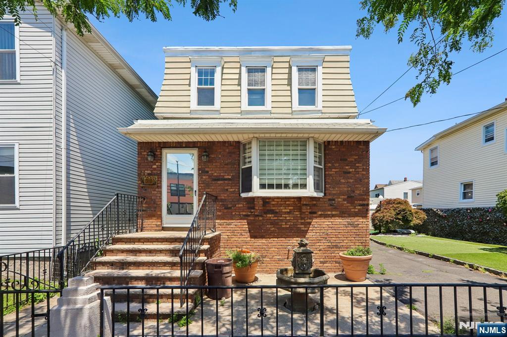 310 Centre Avenue Property Photo 1