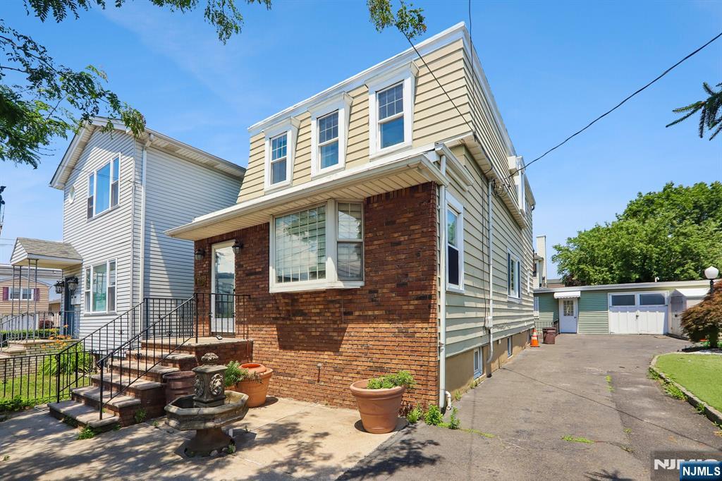 310 Centre Avenue Property Photo 2