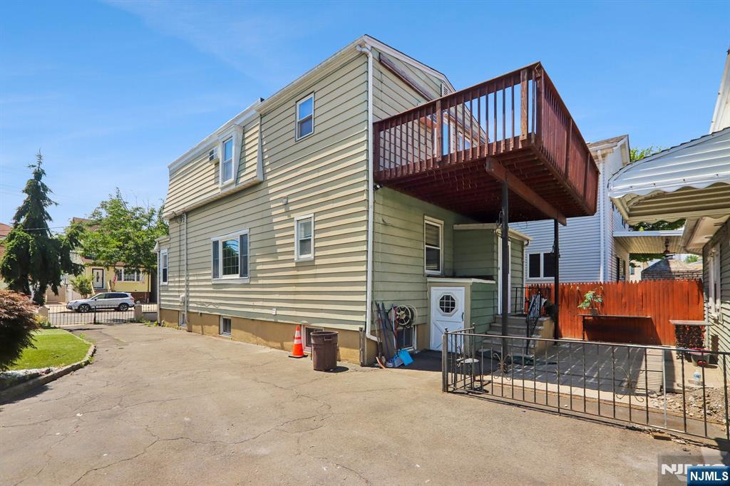 310 Centre Avenue Property Photo 43