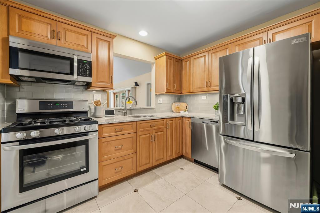 299 Davidson Avenue Property Photo 5