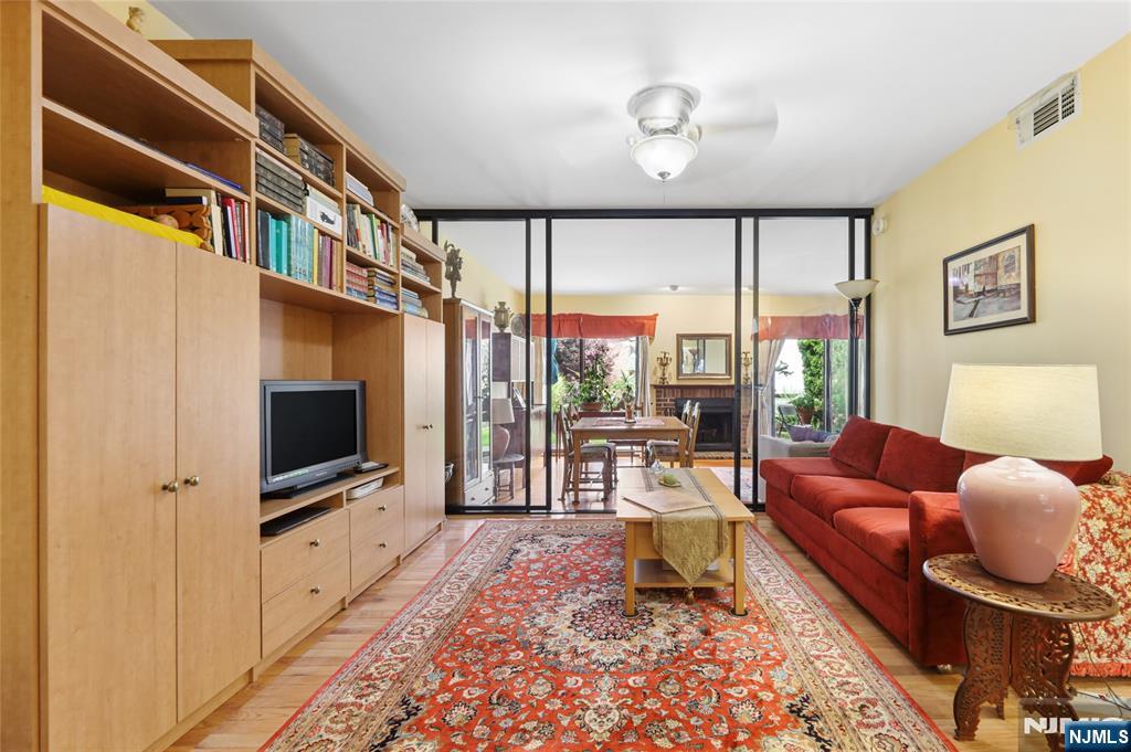 1447 John Street Property Photo 5