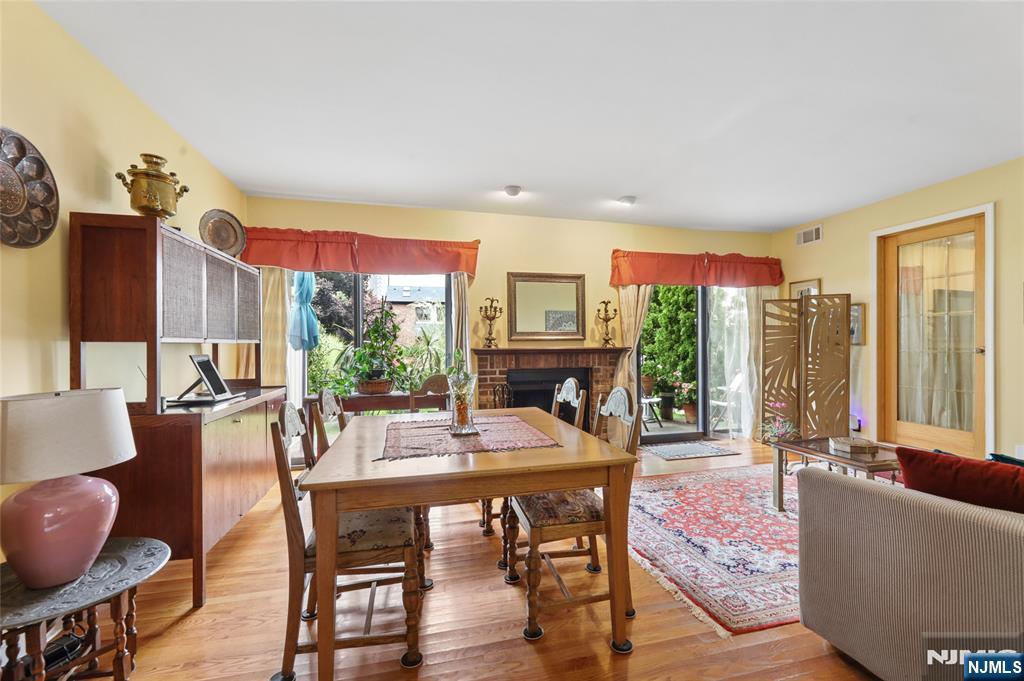 1447 John Street Property Photo 6