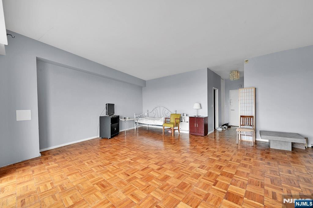 2000 Linwood Avenue 23e Property Photo 6