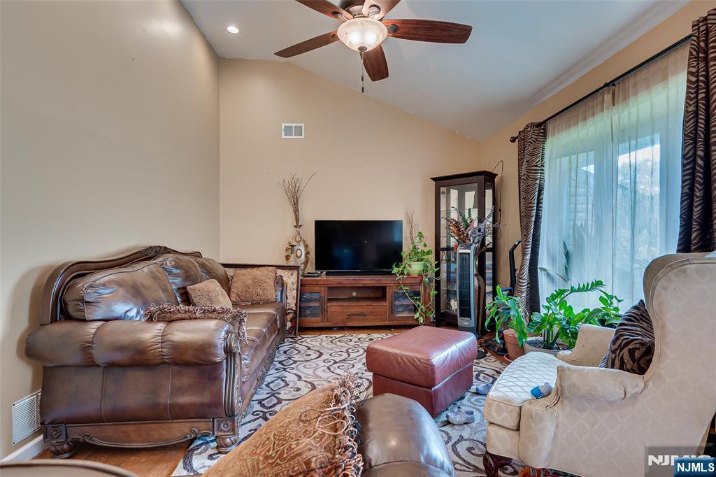 228 Henry Court Property Photo 3