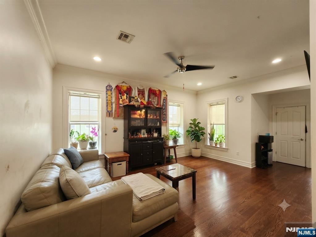105 W 8th Street Property Photo 16