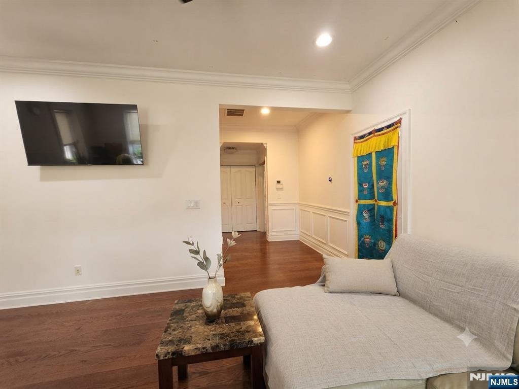 105 W 8th Street Property Photo 17