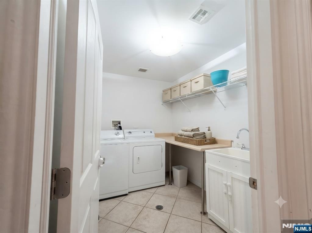 105 W 8th Street Property Photo 23