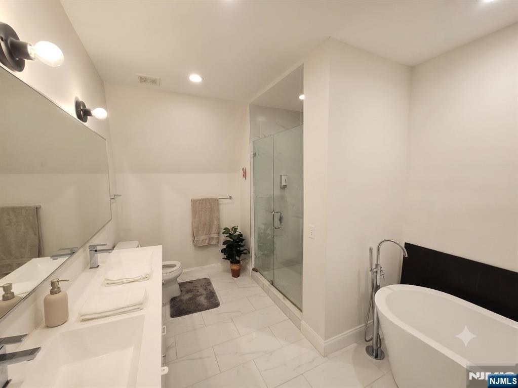 105 W 8th Street Property Photo 25