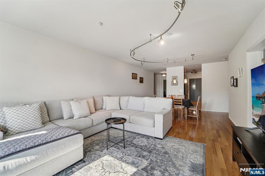 129 The Promenade Property Photo 2
