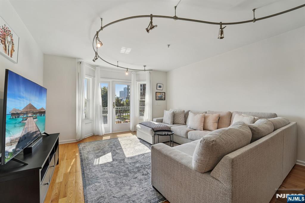 129 The Promenade Property Photo 3