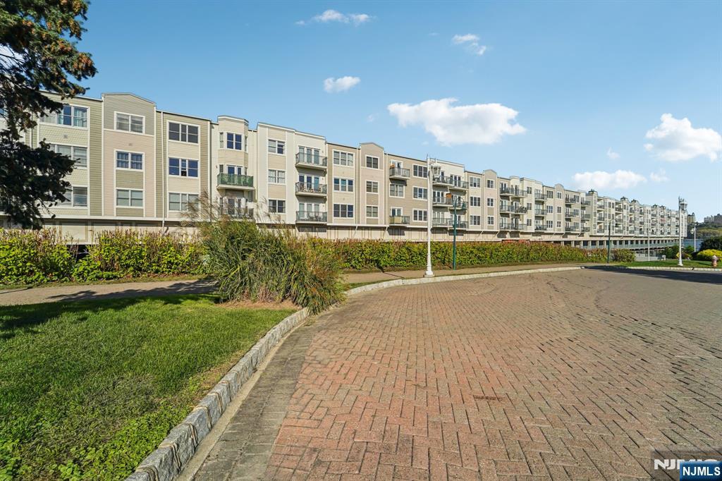 129 The Promenade Property Photo 11