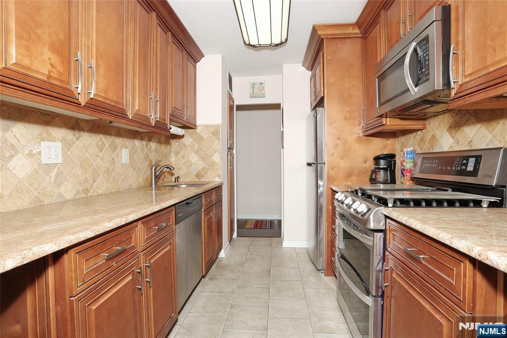 6040 Boulevard 8h Property Photo 4