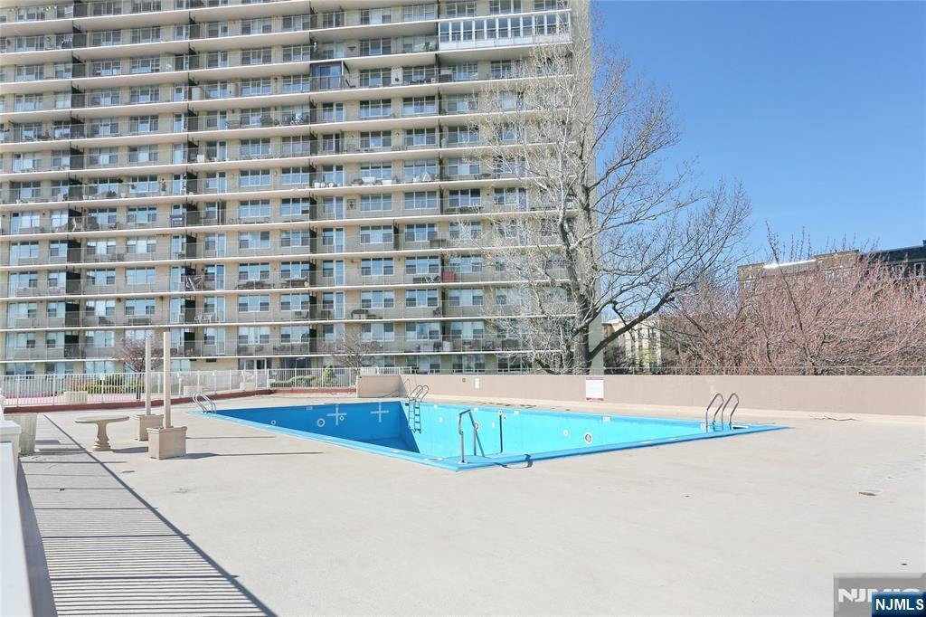 6040 Boulevard 8h Property Photo 26
