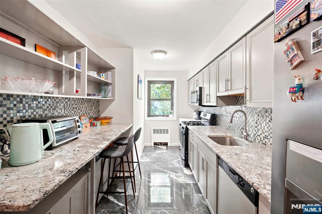 208 Anderson Street N6b Property Photo 2