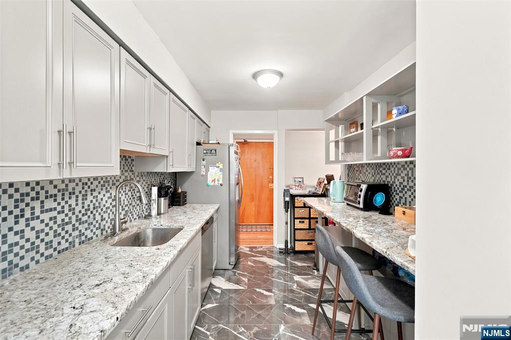 208 Anderson Street N6b Property Photo 3
