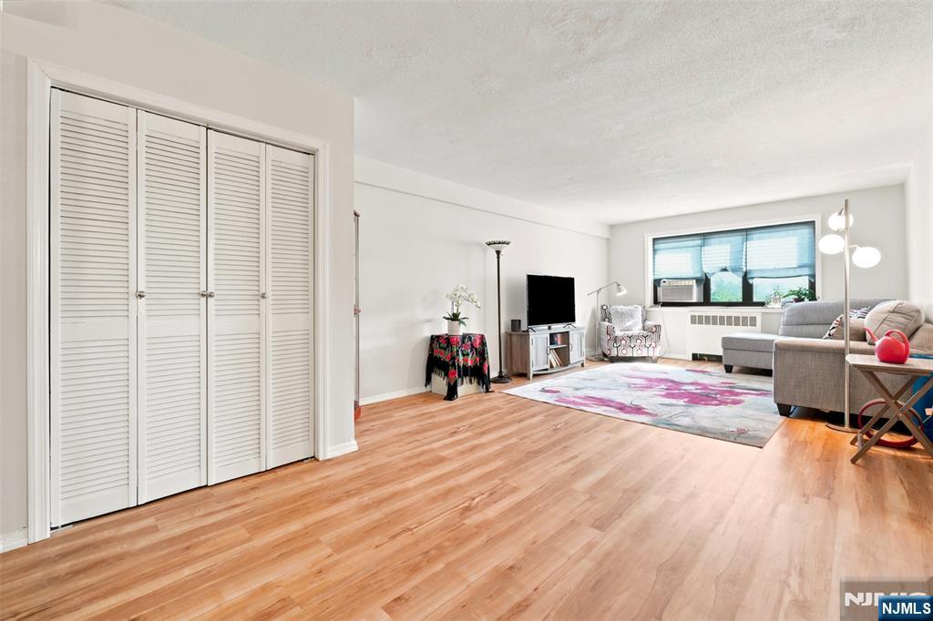 208 Anderson Street N6b Property Photo 8