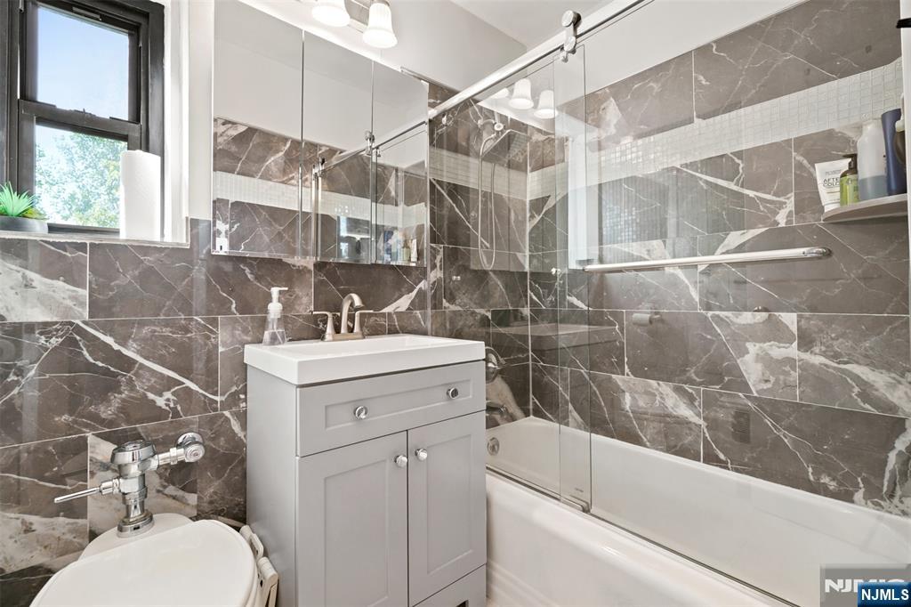 208 Anderson Street N6b Property Photo 19