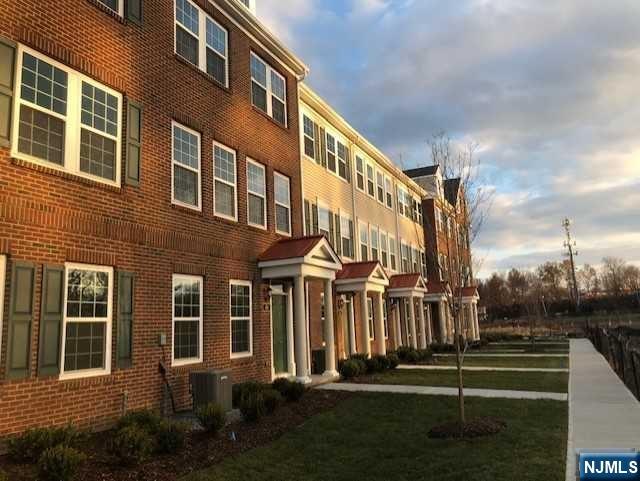 32 Litchfield Lane 403 Property Photo 1