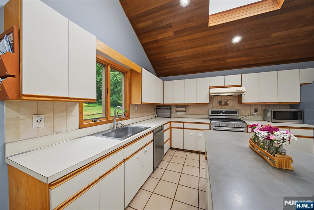 4 Skytop Drive Property Photo 19