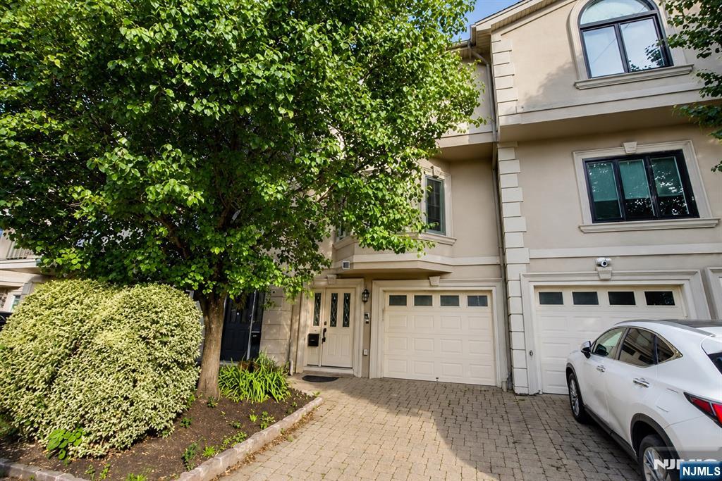 23 Hackensack Avenue Property Photo 2