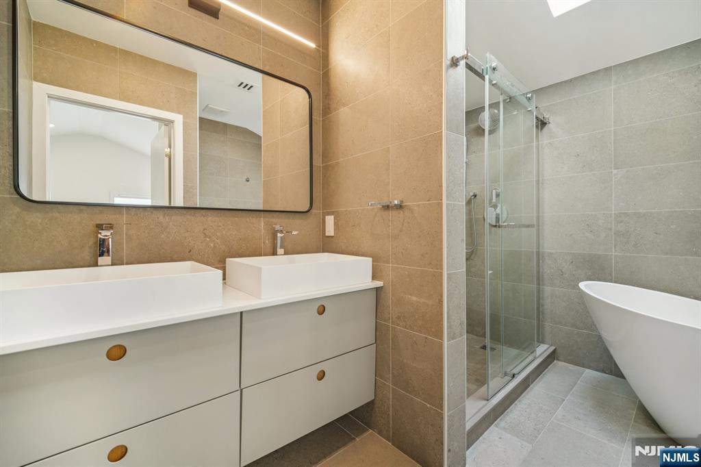 66b Henry Avenue Property Photo 23