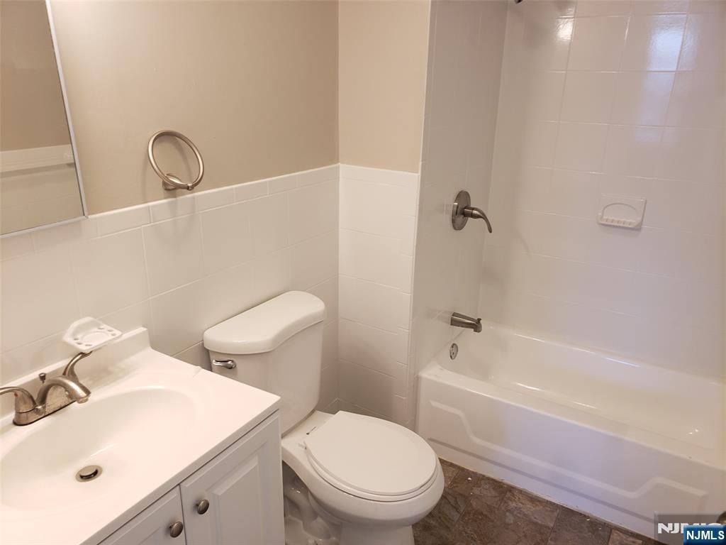 610 Cortlandt Street Property Photo 12