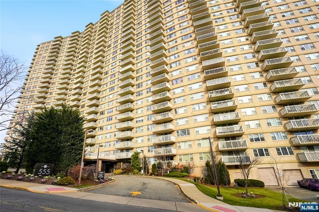 555 North Avenue 17p Property Photo 1