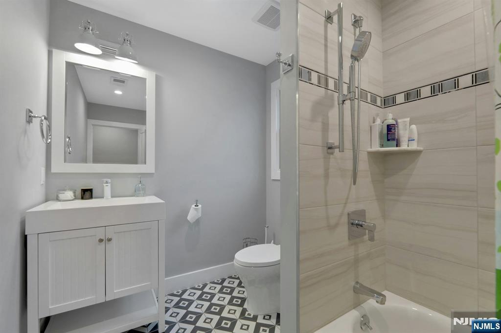 106 Lake Street Property Photo 28