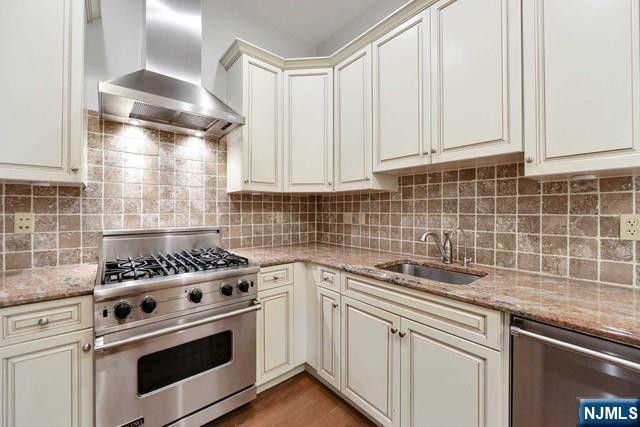2315 The Plaza 2315 Property Photo 7