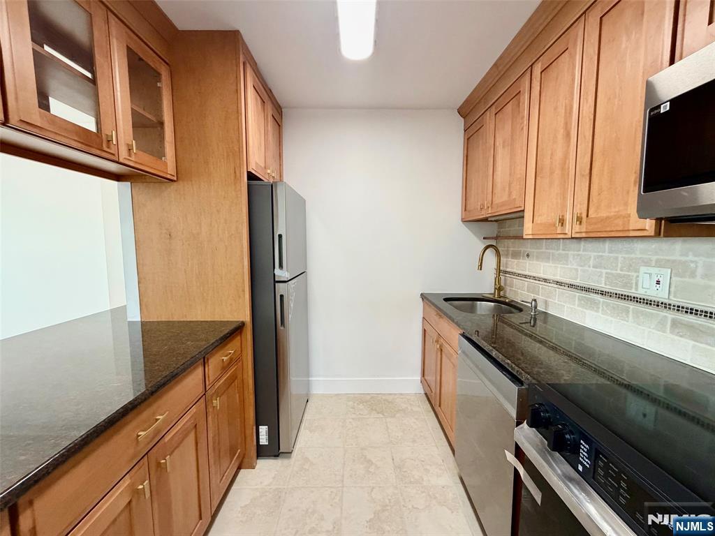 770 Anderson Avenue 14c Property Photo 5